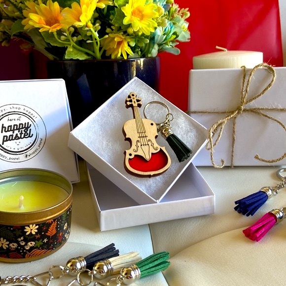 Personalized Wooden VIOLIN 3D Keychain with Tassel / Fridge Magnet - Picture 3 of 5